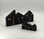 T9 Auswahl Holzhäuser Gold Schwarz  Kleine Häuser: H 8 / 6 / 6 cm B 5,5 / 5 / 5 cm T 4cm  Große Häuser: H 17,5 / 14 / 14 cm B 10,5 / 11 / 11,5 cm T 4cm