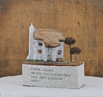T23 Holzhaus mit Trockenblumen und abnehmbaren Leinenbanner 20x18x10cm