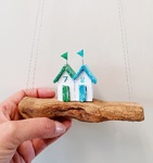 F10 Fensterhänger Betonhäuschen auf Treibholz 8x14cm 