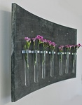 Metalltafel mit Glashaltern und Gläsern