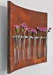Konservierter Rost auf Metalltafel mit Glashaltern und Gläsern